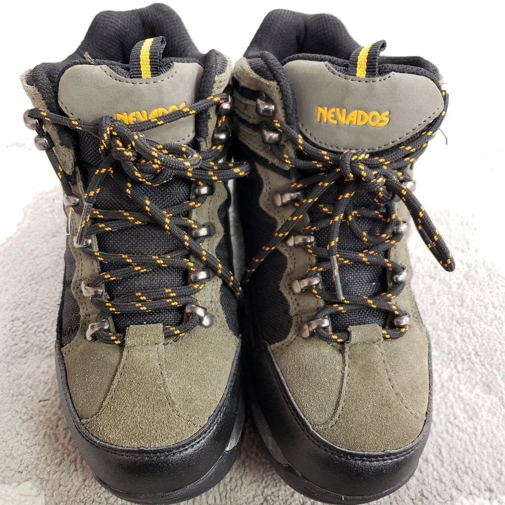 NEVADOS YOUTH BOOTS SIZE 4